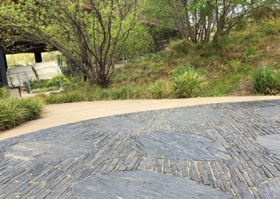 Leistenen verharding en meerstammige bomen - natuurlijke onderbegreoiing met zegge - Parijs - 2 - In Bloom